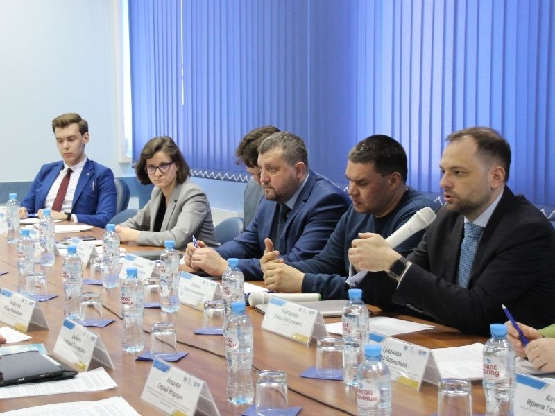 Круглый стол о коммуникации с молодежью организовали НГУЭУ и общественная палата Новосибирской области